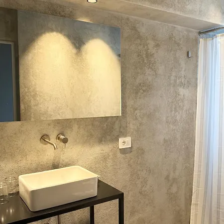Four Guest house *